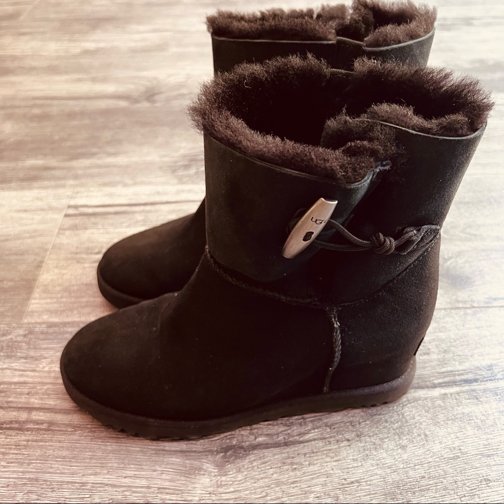 UGG CLASSIC FEMME TOGGLE WEDGE BOOTIES